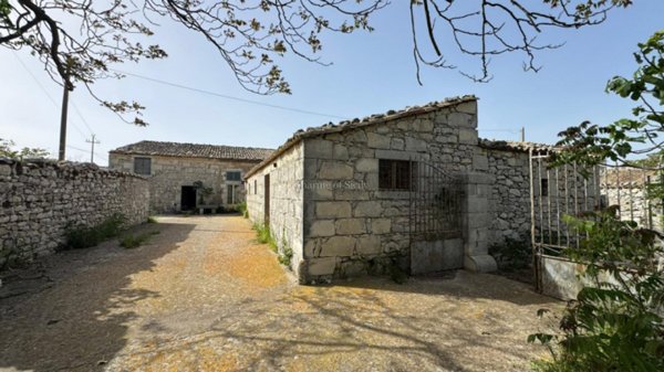 casa indipendente in vendita a Ragusa in zona Ragusa Centro