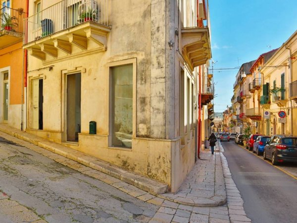 locale commerciale in vendita a Ragusa in zona Ragusa Centro
