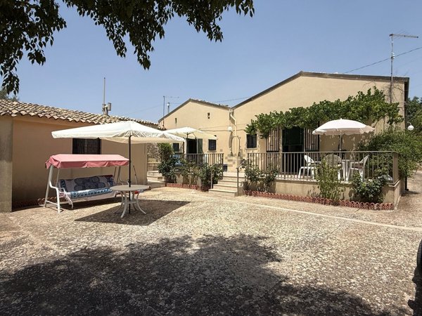 casa indipendente in vendita a Ragusa