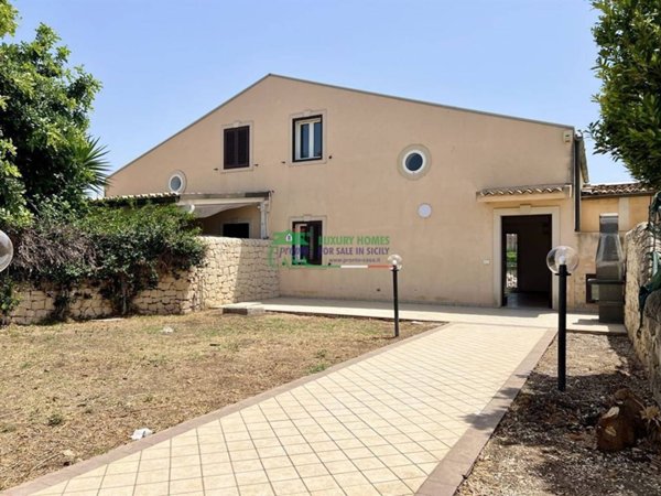 casa indipendente in vendita a Ragusa in zona Marina