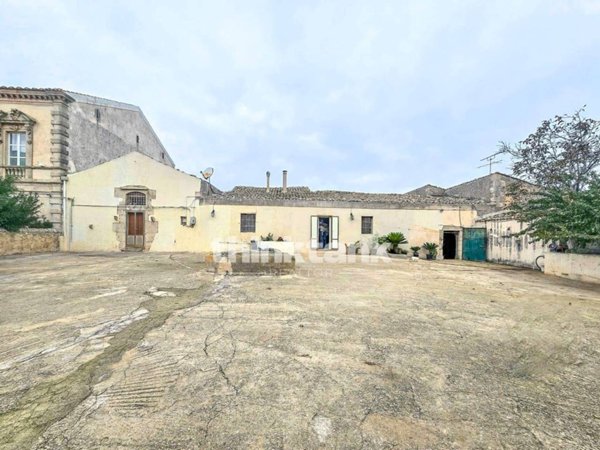 casa indipendente in vendita a Ragusa in zona San Giacomo / Bellocozzo