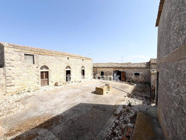 casa indipendente in vendita a Ragusa