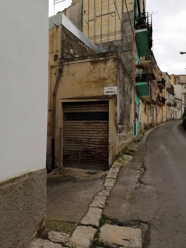 box auto in vendita a Ragusa in zona Ibla