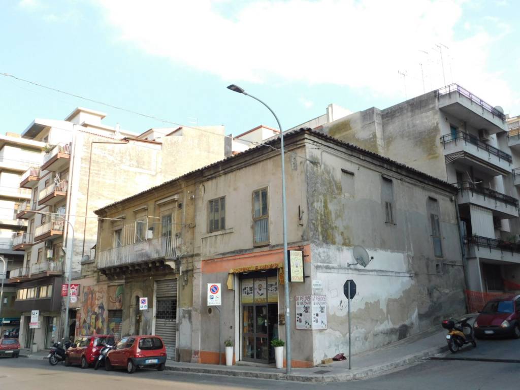 intera palazzina in vendita a Ragusa in zona Ibla