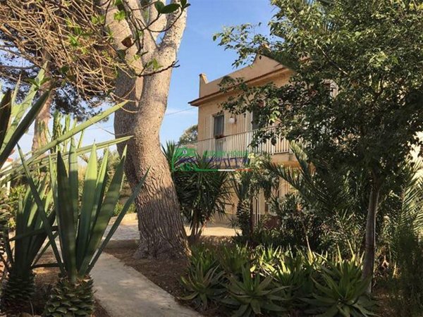 casa indipendente in vendita a Santa Croce Camerina in zona Punta Braccetto
