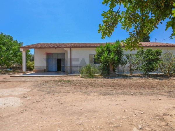 casa indipendente in vendita a Santa Croce Camerina in zona Pellegrino