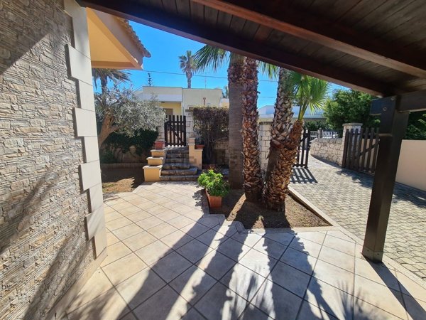 casa indipendente in vendita a Santa Croce Camerina in zona Punta Braccetto