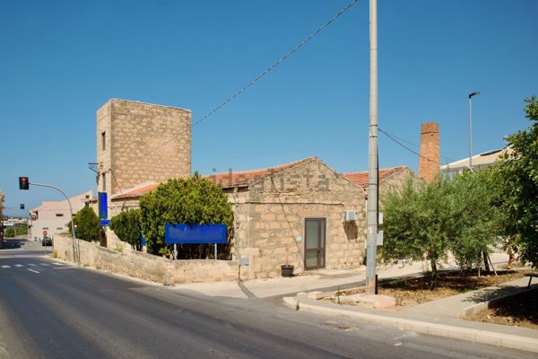 locale commerciale in vendita a Santa Croce Camerina