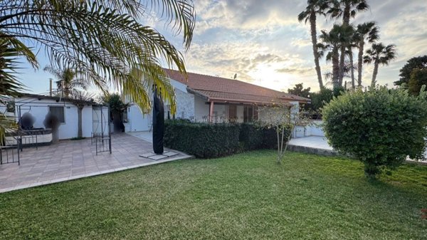 casa indipendente in vendita a Santa Croce Camerina in zona Casuzze/Kaukana