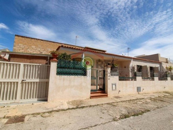 casa indipendente in vendita a Santa Croce Camerina in zona Casuzze/Kaukana