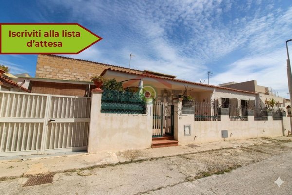 casa indipendente in vendita a Santa Croce Camerina in zona Casuzze/Kaukana