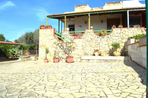 casa indipendente in vendita a Santa Croce Camerina in zona Casazze