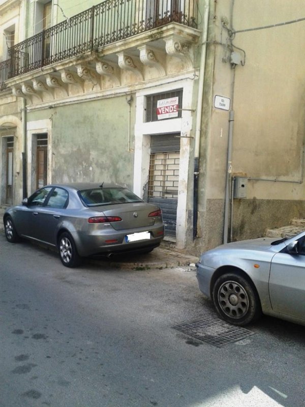 locale commerciale in vendita a Scicli