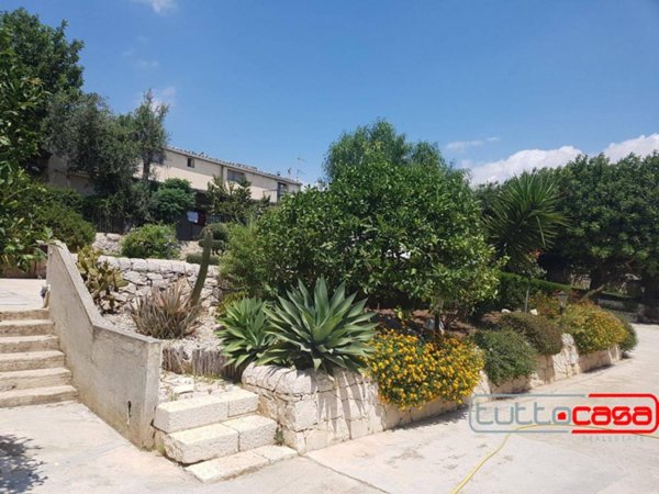 casa indipendente in vendita a Scicli