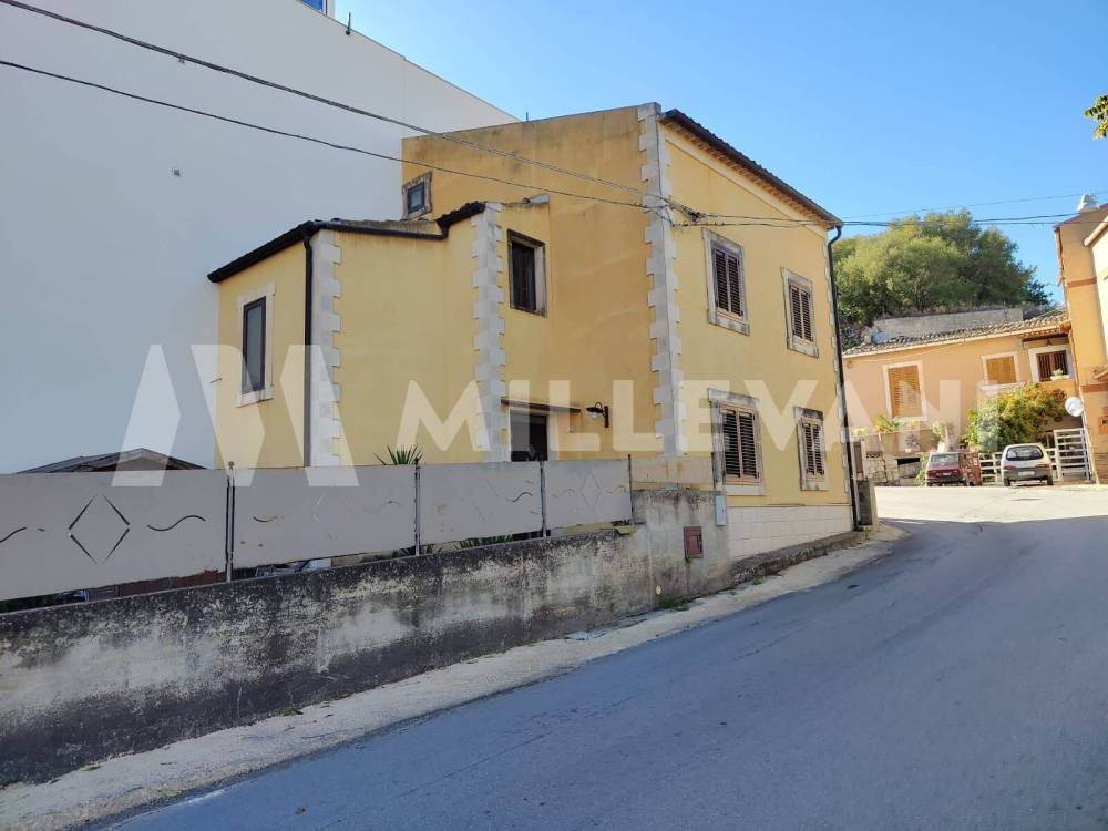 casa indipendente in vendita a Scicli