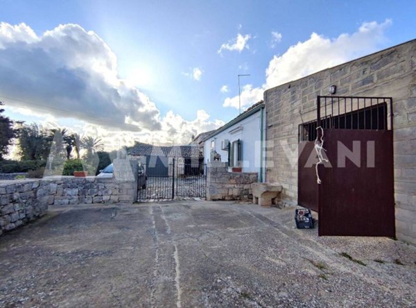 casa indipendente in vendita a Scicli