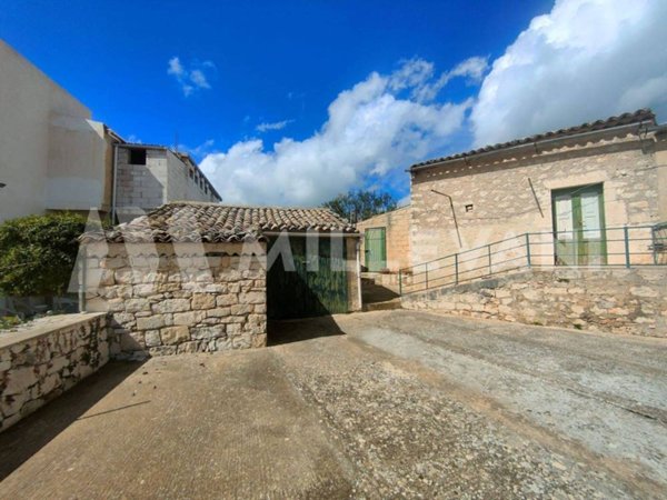 casa indipendente in vendita a Scicli