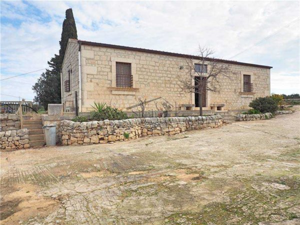 casa indipendente in vendita a Scicli