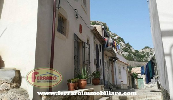 casa indipendente in vendita a Scicli