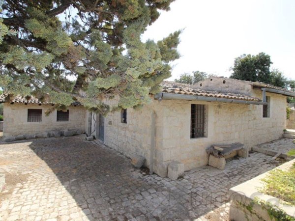 casa indipendente in vendita a Scicli