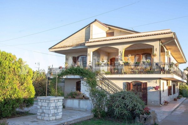 casa indipendente in vendita a Scicli