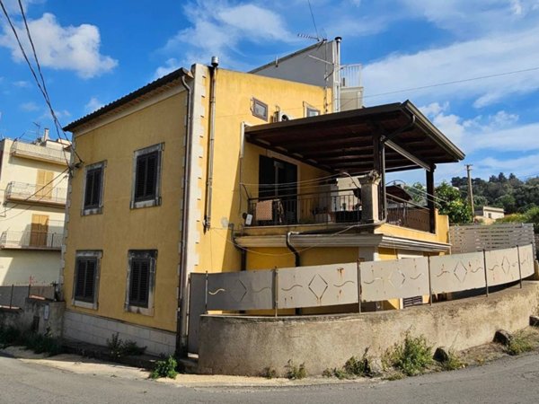 casa indipendente in vendita a Scicli