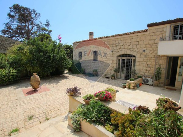 casa indipendente in vendita a Scicli in zona Sampieri