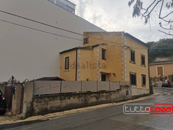 casa indipendente in vendita a Scicli