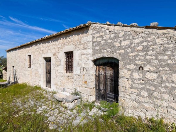 casa indipendente in vendita a Scicli