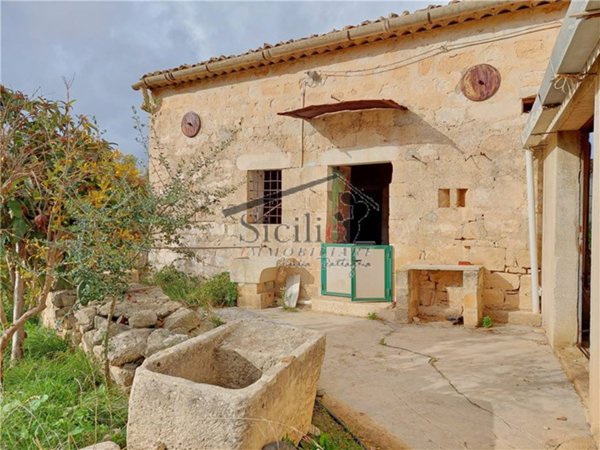 casa indipendente in vendita a Scicli