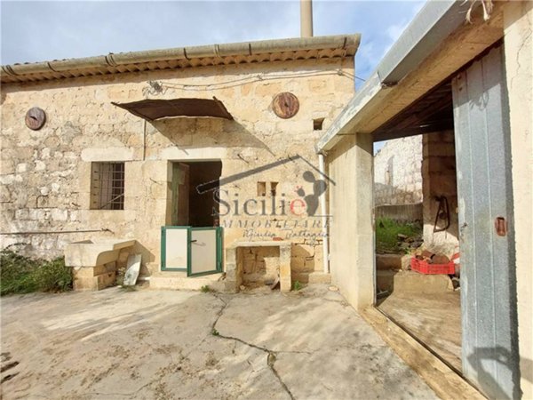 casa indipendente in vendita a Scicli