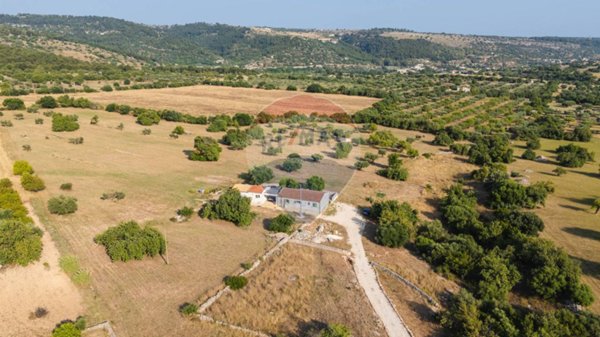 casa indipendente in vendita a Scicli