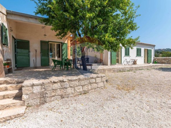 casa indipendente in vendita a Scicli