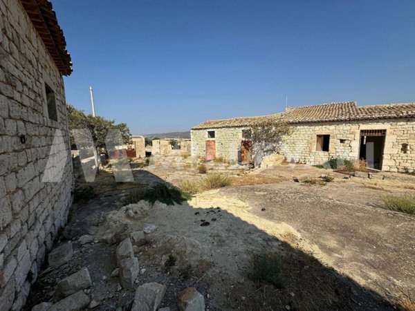 casa indipendente in vendita a Scicli