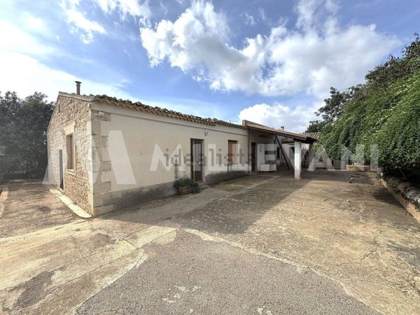 casa indipendente in vendita a Scicli