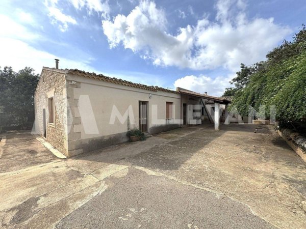 casa indipendente in vendita a Scicli