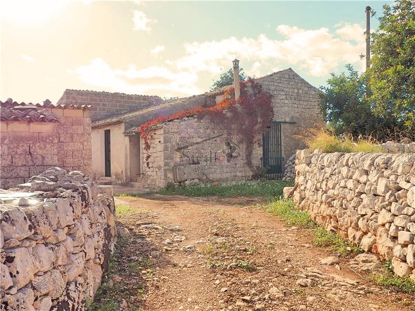 casa indipendente in vendita a Scicli