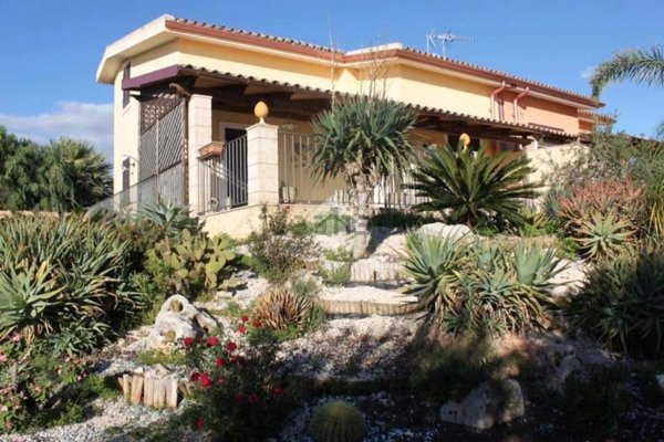 casa indipendente in vendita a Scicli in zona Donnalucata