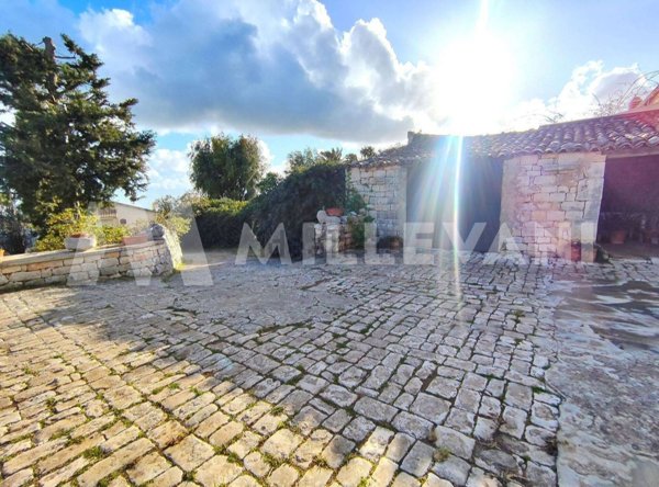 casa indipendente in vendita a Scicli