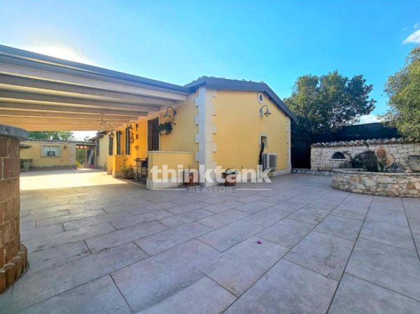 casa indipendente in vendita a Scicli