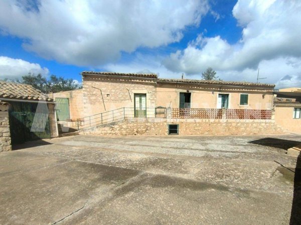 casa indipendente in vendita a Scicli
