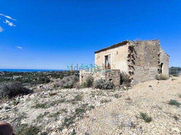 esavano in vendita a Scicli in zona Cava d'Aliga