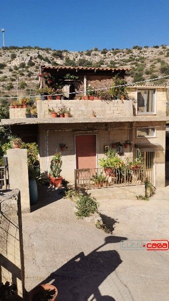 casa indipendente in vendita a Scicli