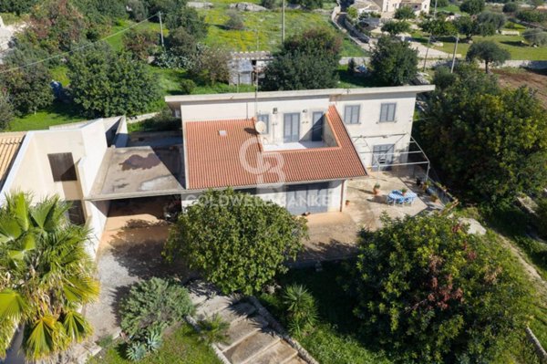 casa indipendente in vendita a Scicli