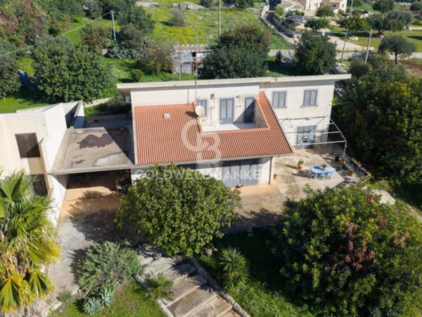 casa indipendente in vendita a Scicli