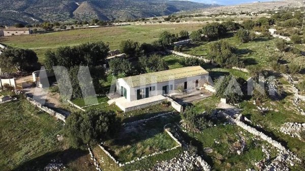 casa indipendente in vendita a Scicli