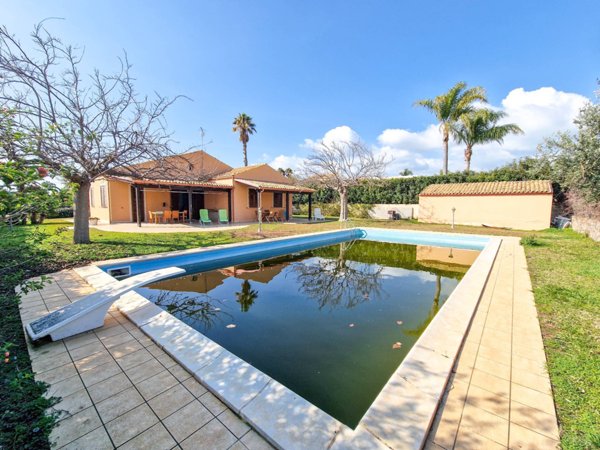 casa indipendente in vendita a Scicli