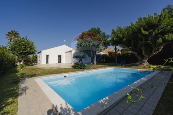 casa indipendente in vendita a Scicli