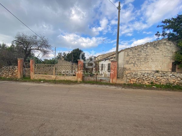 casa indipendente in vendita a Scicli
