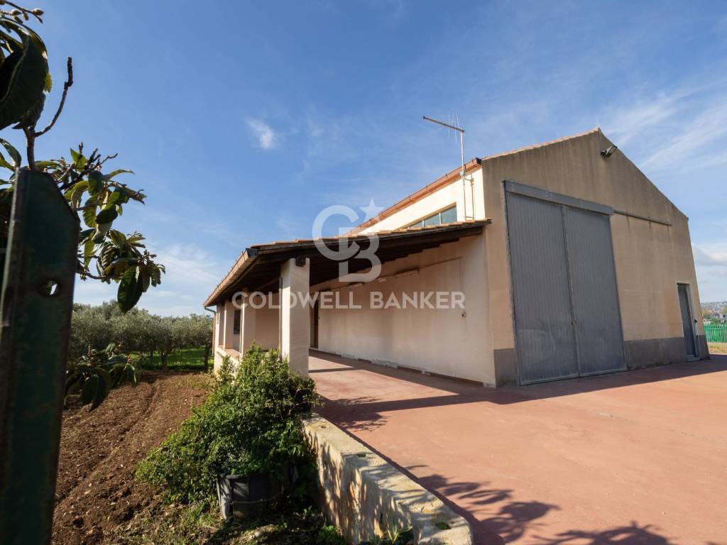 locale commerciale in vendita a Scicli in zona Donnalucata